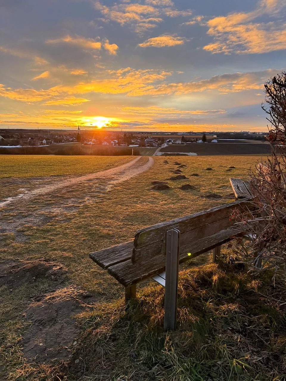 Feldweg mit Bank bei Sonnenuntergang über Neufarn (Vaterstetten)