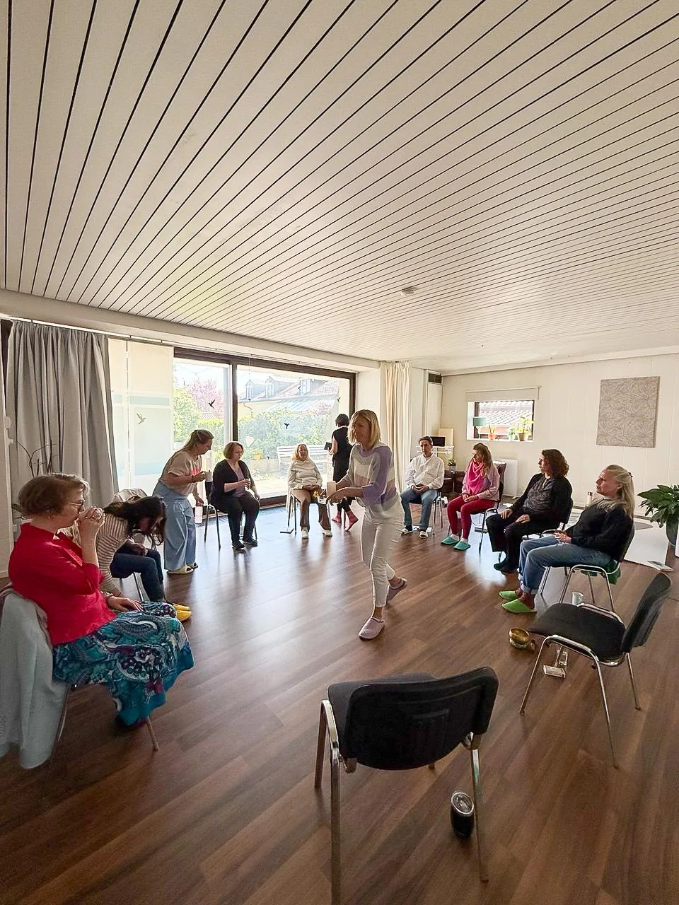 Seminar im Herzstudio Neufarn, Teilnehmende im Stuhlkreis vor der Fensterfront